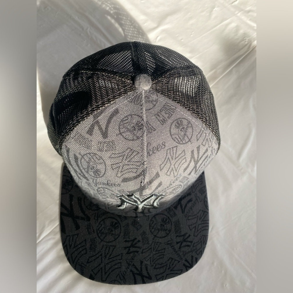 New Era Black New York Yankees Allover Logo Trucker Hat CHECK DESCRIPTION NWOT